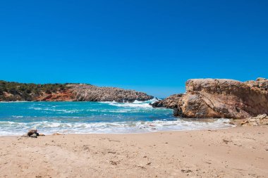 Güzel yaz yatay, kayalık plaj 