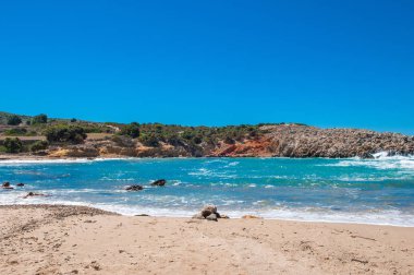 Güzel yaz yatay, kayalık plaj 