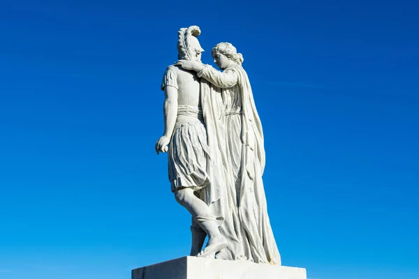 マケドニアのアレキサンダー王と彼の母オリンピア像 — ストック写真