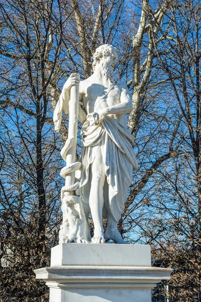 Mytologiska staty av Aesculapius — Stockfoto