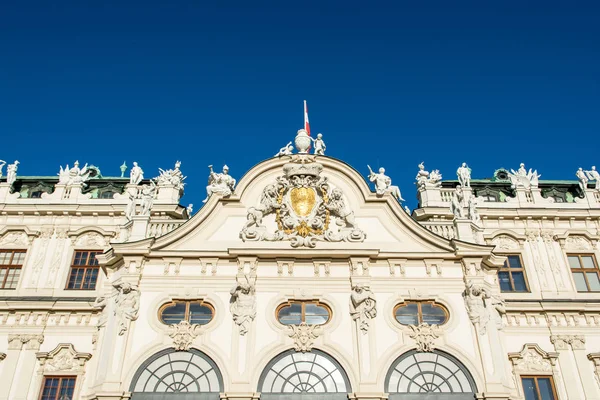 Детальный вид снизу на фасад Верхнего дворца Бельведер — стоковое фото