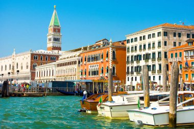 Canal Grande ve geleneksel Venedik renkli binalar