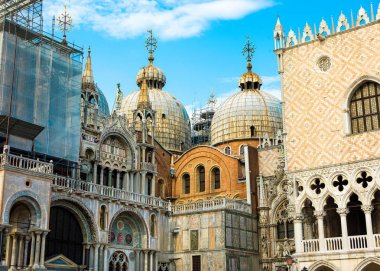 Piazza San Marco Meydanı üzerinde St. Mark's Basilica 