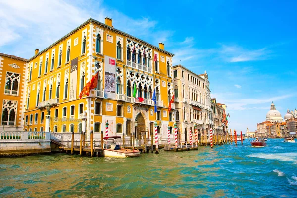 Vue du Grand Canal et des vieux bâtiments colorés — Photo