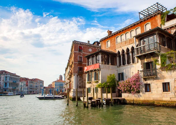 Vue du Grand Canal et des vieux bâtiments colorés — Photo