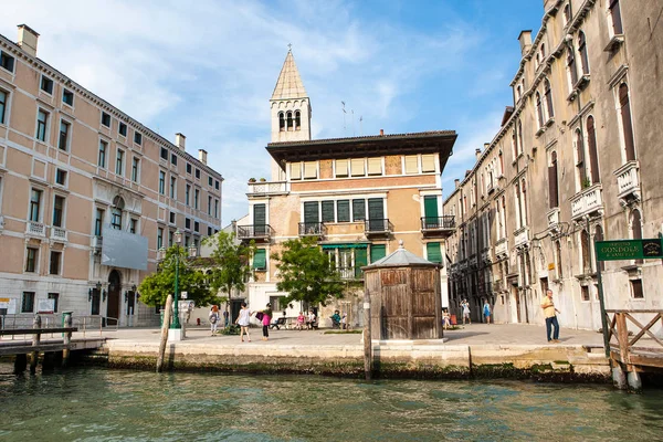 Vue de la rue de l'eau dans l'un des canaux de Venise — Photo