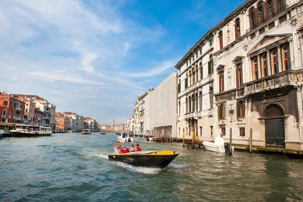 Vue du Grand Canal et des vieux bâtiments colorés — Photo