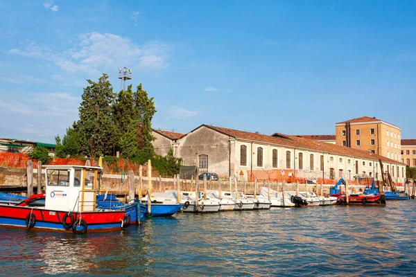 Vista de la calle del agua en uno de los canales de Venecia — Foto de Stock