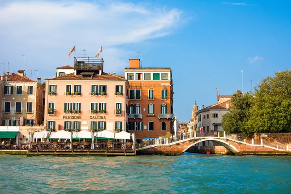 Vue de la rue de l'eau dans l'un des canaux de Venise — Photo