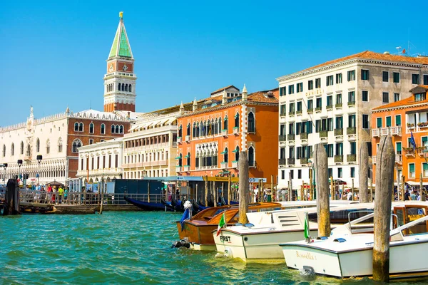 Grand Canal et bâtiments traditionnels vénitiens colorés — Photo