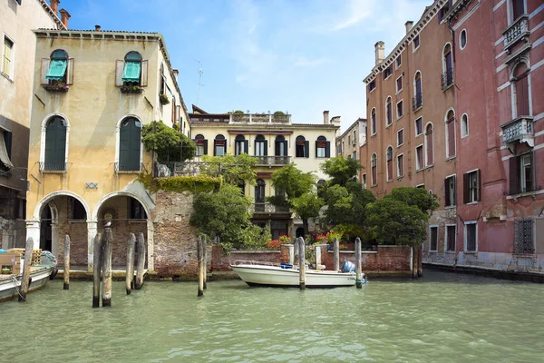 Vue de la rue de l'eau dans l'un des canaux de Venise — Photo