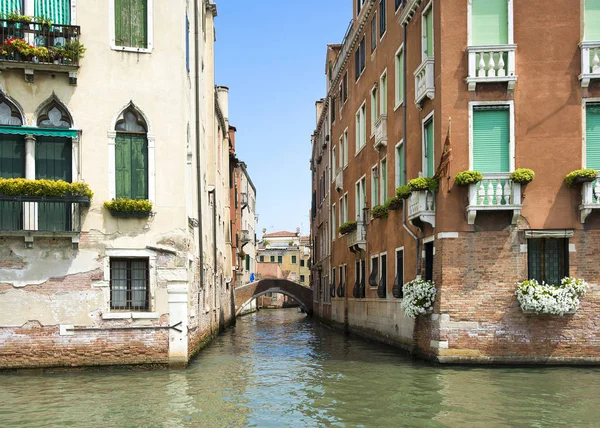 Vue de la rue de l'eau dans l'un des canaux de Venise — Photo