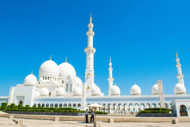 Abu Dhabi, Birleşik Arap Emirlikleri - 04 Şubat 2018: Abu Dhabi, Birleşik Arap Emirlikleri'en büyük Camisi Şeyh Zayed Ulu Camii görünümünü
