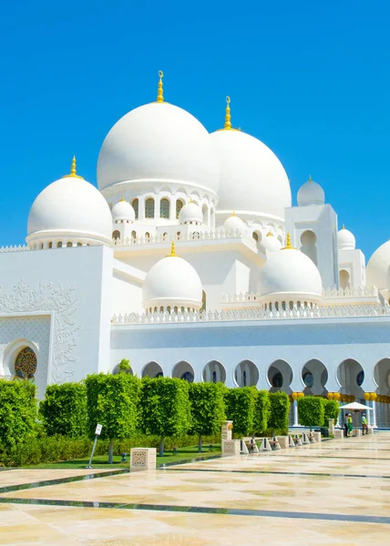 Abu Dhabi, Birleşik Arap Emirlikleri - 04 Şubat 2018: Abu Dhabi, Birleşik Arap Emirlikleri'en büyük Camisi Şeyh Zayed Ulu Camii görünümünü