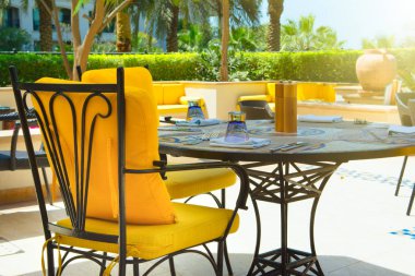 ADU Dhabi, Birleşik Arap Emirlikleri - 27 Mart 2018: palmiye ağaçları ve lagün havuzu ve parlak mobilya, St. Regis Saadiyat Adası Resort şemsiye altında Açık Restoran 