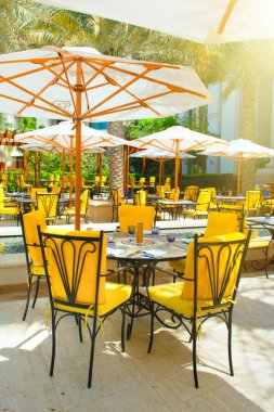 ADU Dhabi, Birleşik Arap Emirlikleri - 27 Mart 2018: palmiye ağaçları ve lagün havuzu ve parlak mobilya, St. Regis Saadiyat Adası Resort şemsiye altında Açık Restoran 