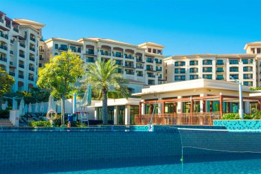 ADU Dhabi, Birleşik Arap Emirlikleri - 27 Mart 2018: mavi su ve Restoran Binası lüks otelden - St. Regis Saadiyat Adası Resort havuz 