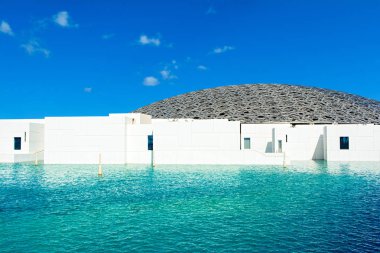 Abu Dhabi, Birleşik Arap Emirlikleri - 27 Mart 2018: muhteşem ve benzersiz dış lagün, kubbe ve deniz ile Louvre Abu Dabi Müzesi açıldı Saadiyat Adası