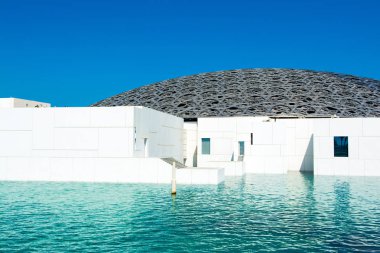 Abu Dhabi, Birleşik Arap Emirlikleri - 27 Mart 2018: muhteşem ve benzersiz dış lagün, kubbe ve deniz ile Louvre Abu Dabi Müzesi açıldı Saadiyat Adası