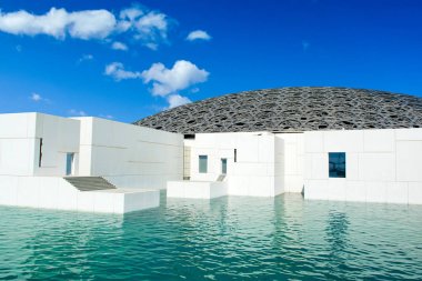 Abu Dhabi, Birleşik Arap Emirlikleri - 27 Mart 2018: muhteşem ve benzersiz dış lagün, kubbe ve deniz ile Louvre Abu Dabi Müzesi açıldı Saadiyat Adası
