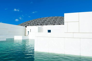 Abu Dhabi, Birleşik Arap Emirlikleri - 27 Mart 2018: muhteşem ve benzersiz dış lagün, kubbe ve deniz ile Louvre Abu Dabi Müzesi açıldı Saadiyat Adası