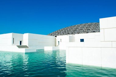 Abu Dhabi, Birleşik Arap Emirlikleri - 27 Mart 2018: muhteşem ve benzersiz dış lagün, kubbe ve deniz ile Louvre Abu Dabi Müzesi açıldı Saadiyat Adası