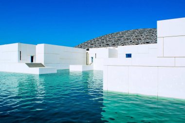 Abu Dhabi, Birleşik Arap Emirlikleri - 27 Mart 2018: muhteşem ve benzersiz dış lagün, kubbe ve deniz ile Louvre Abu Dabi Müzesi açıldı Saadiyat Adası