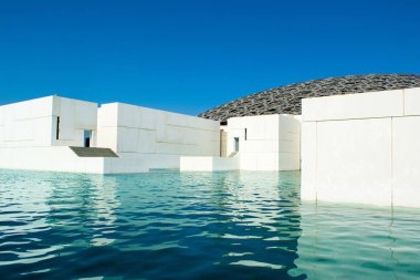 Abu Dhabi, Birleşik Arap Emirlikleri - 27 Mart 2018: muhteşem ve benzersiz dış lagün, kubbe ve deniz ile Louvre Abu Dabi Müzesi açıldı Saadiyat Adası