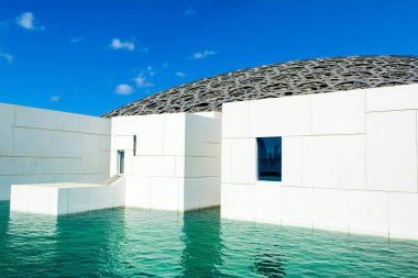 Abu Dhabi, Birleşik Arap Emirlikleri - 27 Mart 2018: muhteşem ve benzersiz dış lagün, kubbe ve deniz ile Louvre Abu Dabi Müzesi açıldı Saadiyat Adası