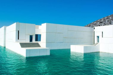 Abu Dhabi, Birleşik Arap Emirlikleri - 27 Mart 2018: muhteşem ve benzersiz dış lagün, kubbe ve deniz ile Louvre Abu Dabi Müzesi açıldı Saadiyat Adası