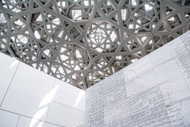 Abu Dhabi, Birleşik Arap Emirlikleri - 27 Mart 2018: Louvre Abu Dabi Müzesi sanat ve uygarlık, iç mimari detay açıldı Saadiyat Adası