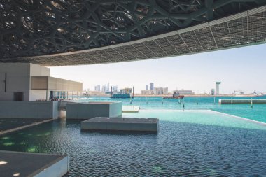 Abu Dhabi, Birleşik Arap Emirlikleri - 27 Mart 2018: muhteşem iç ve güzel deniz görüntülemek Saadiyat Adası üzerinde açılan Louvre Abu Dabi Müzesi sanat ve uygarlık Müzesi,