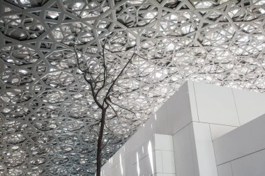 Abu Dhabi, Birleşik Arap Emirlikleri - 27 Mart 2018: Louvre Abu Dabi Müzesi sanat ve uygarlık, iç mimari detay açıldı Saadiyat Adası