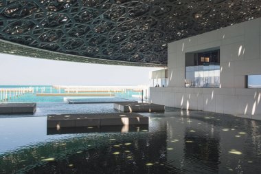 Abu Dhabi, Birleşik Arap Emirlikleri - 27 Mart 2018: muhteşem iç ve güzel deniz görüntülemek Saadiyat Adası üzerinde açılan Louvre Abu Dabi Müzesi sanat ve uygarlık Müzesi,