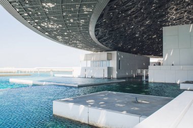 Abu Dhabi, Birleşik Arap Emirlikleri - 27 Mart 2018: muhteşem iç ve güzel deniz görüntülemek Saadiyat Adası üzerinde açılan Louvre Abu Dabi Müzesi sanat ve uygarlık Müzesi,