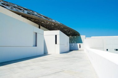 Abu Dhabi, Birleşik Arap Emirlikleri - 27 Mart 2018: muhteşem ve benzersiz dış lagün, kubbe ve deniz ile Louvre Abu Dabi Müzesi açıldı Saadiyat Adası