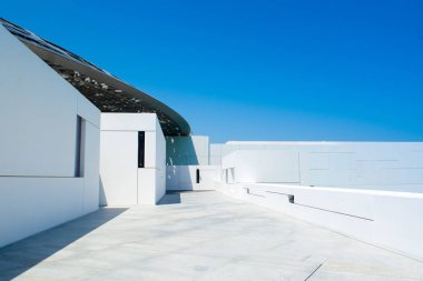 Abu Dhabi, Birleşik Arap Emirlikleri - 27 Mart 2018: muhteşem ve benzersiz dış lagün, kubbe ve deniz ile Louvre Abu Dabi Müzesi açıldı Saadiyat Adası