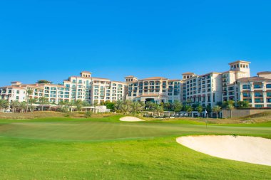 ADU Dhabi, Birleşik Arap Emirlikleri - 27 Mart 2018: lüks otel - St. Regis Saadiyat Adası Resort ana binaya golf sahası--dan görünüm 