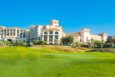 ADU Dhabi, Birleşik Arap Emirlikleri - 27 Mart 2018: lüks otel - St. Regis Saadiyat Adası Resort ana binaya golf sahası--dan görünüm 