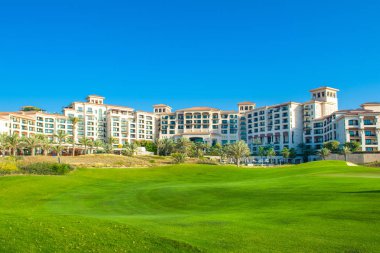 ADU Dhabi, Birleşik Arap Emirlikleri - 27 Mart 2018: lüks otel - St. Regis Saadiyat Adası Resort ana binaya golf sahası--dan görünüm 
