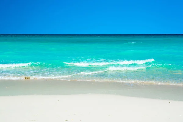 Güzel Manzara Ile Beyaz Kumlu Plaj Temiz Turkuaz Saasiyat Island — Stok fotoğraf