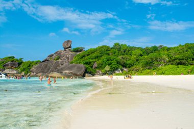 Similan Milli Parkı içinde kayalık plajı ile manzara