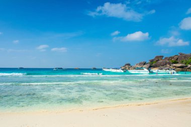 Similan Milli Parkı içinde kayalık plajı ile manzara