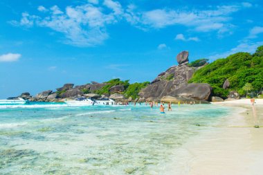 Similan Milli Parkı içinde kayalık plajı ile manzara