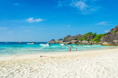 Similan Milli Parkı içinde kayalık plajı ile manzara