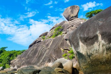 Similan Milli Parkı içinde kayalık plajı ile manzara