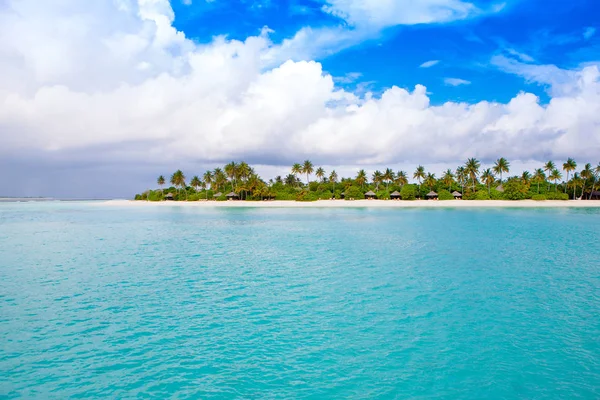 Paysage de beau coucher de soleil aux Maldives — Photo