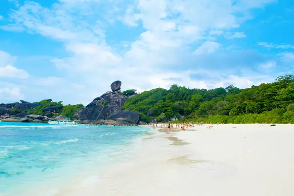 Similan Milli Parkı içinde kayalık plajı ile manzara
