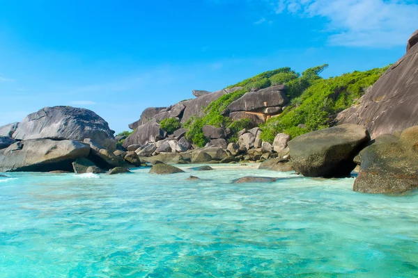 Paysage avec plage de rochers dans le parc national Similan — Photo