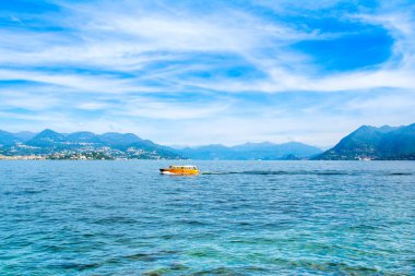 Maggiore Gölü 'nün gün batımı manzarası, İtalya 